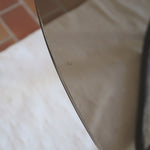 Table à manger ronde vintage années 70, piétement rotin et bambou cintré teinté foncé, ligatures rotin, plateau verre fumé