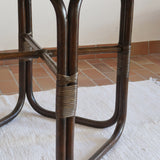Table à manger ronde vintage années 70, piétement rotin et bambou cintré teinté foncé, ligatures rotin, plateau verre fumé