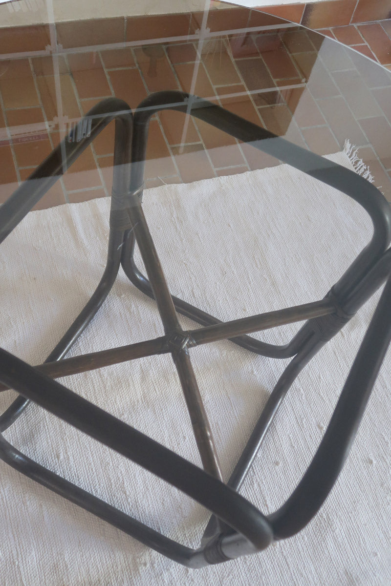 Table à manger ronde vintage années 70, piétement rotin et bambou cintré teinté foncé, ligatures rotin, plateau verre fumé