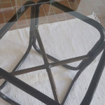 Table à manger ronde vintage années 70, piétement rotin et bambou cintré teinté foncé, ligatures rotin, plateau verre fumé
