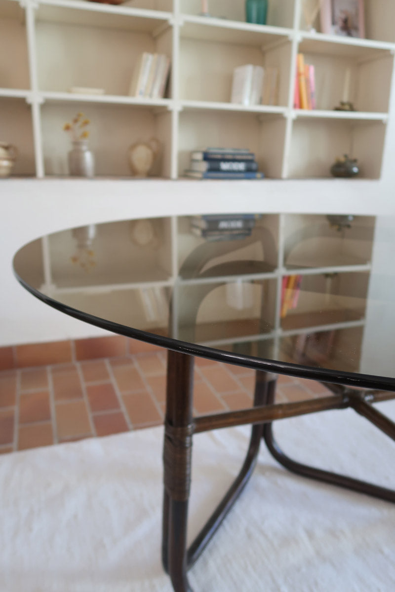 Table à manger ronde vintage années 70, piétement rotin et bambou cintré teinté foncé, ligatures rotin, plateau verre fumé