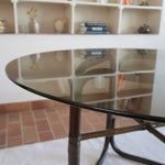 Table à manger ronde vintage années 70, piétement rotin et bambou cintré teinté foncé, ligatures rotin, plateau verre fumé