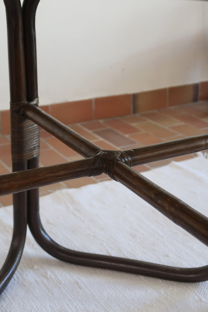 Table à manger ronde vintage années 70, piétement rotin et bambou cintré teinté foncé, ligatures rotin, plateau verre fumé