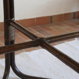 Table à manger ronde vintage années 70, piétement rotin et bambou cintré teinté foncé, ligatures rotin, plateau verre fumé