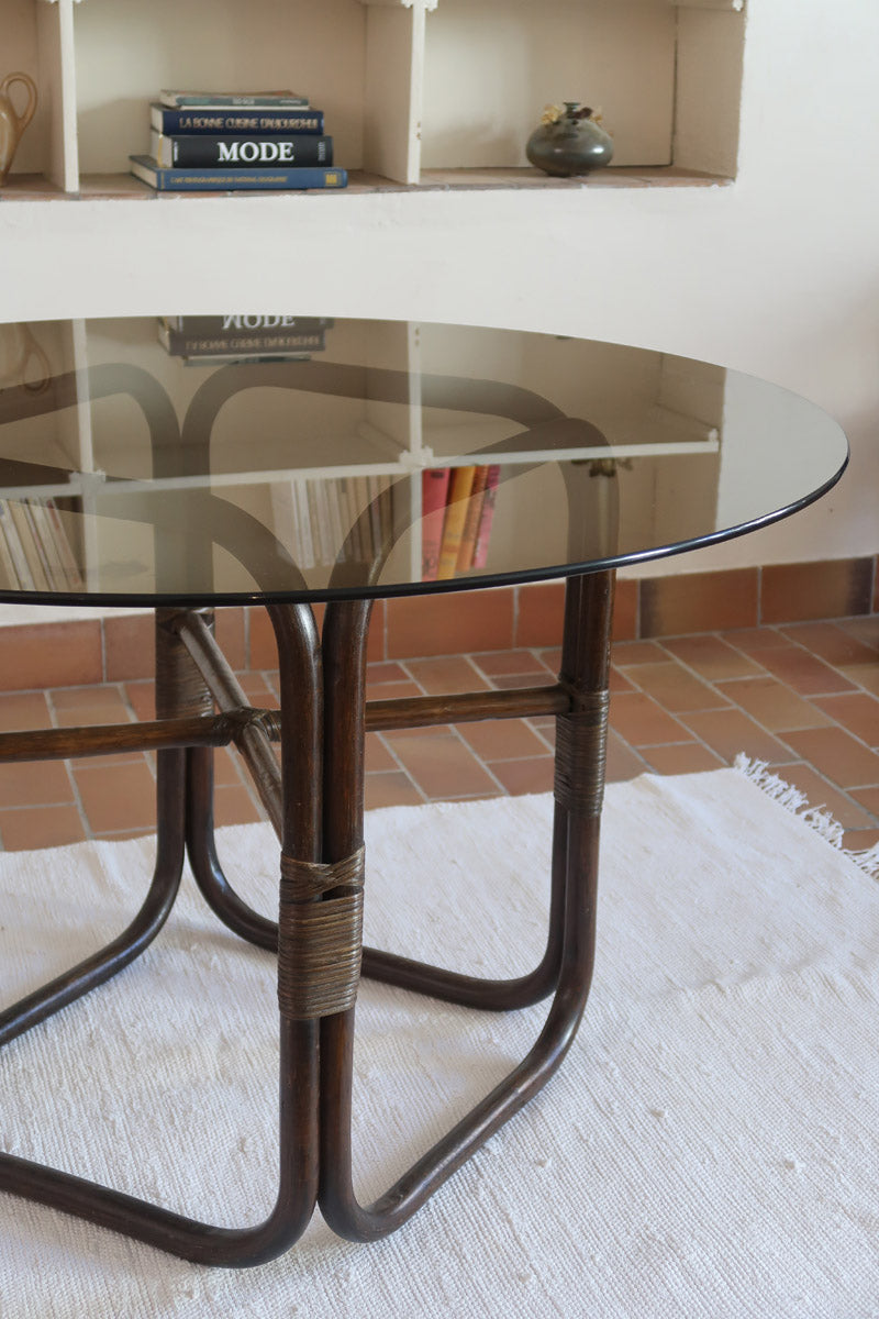 Table à manger ronde vintage années 70, piétement rotin et bambou cintré teinté foncé, ligatures rotin, plateau verre fumé