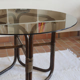 Table à manger ronde vintage années 70, piétement rotin et bambou cintré teinté foncé, ligatures rotin, plateau verre fumé