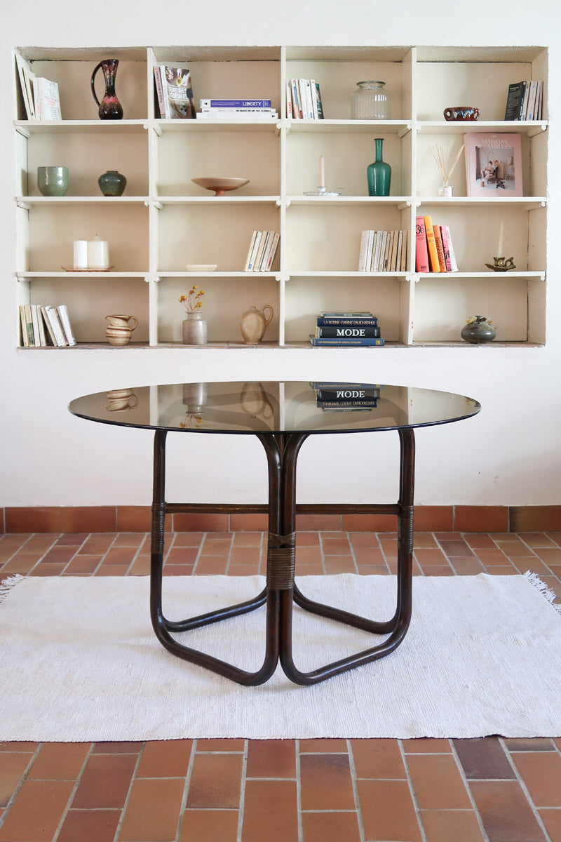 Table à manger ronde vintage années 70, piétement rotin et bambou cintré teinté foncé, ligatures rotin, plateau verre fumé