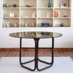 Table à manger ronde vintage années 70, piétement rotin et bambou cintré teinté foncé, ligatures rotin, plateau verre fumé