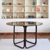 Table à manger ronde vintage années 70, piétement rotin et bambou cintré teinté foncé, ligatures rotin, plateau verre fumé