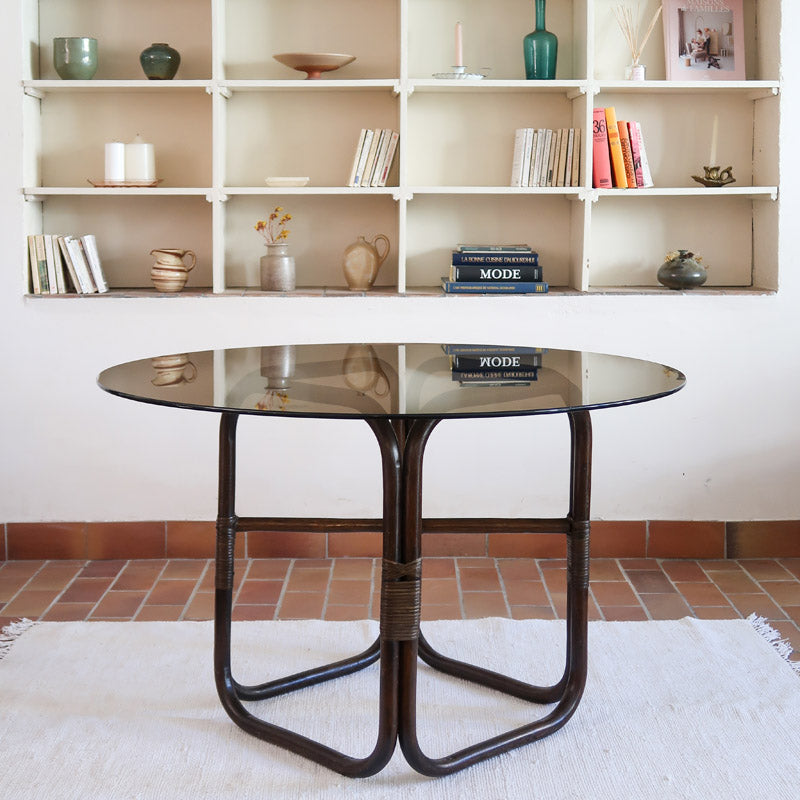Table à manger ronde vintage années 70, piétement rotin et bambou cintré teinté foncé, ligatures rotin, plateau verre fumé