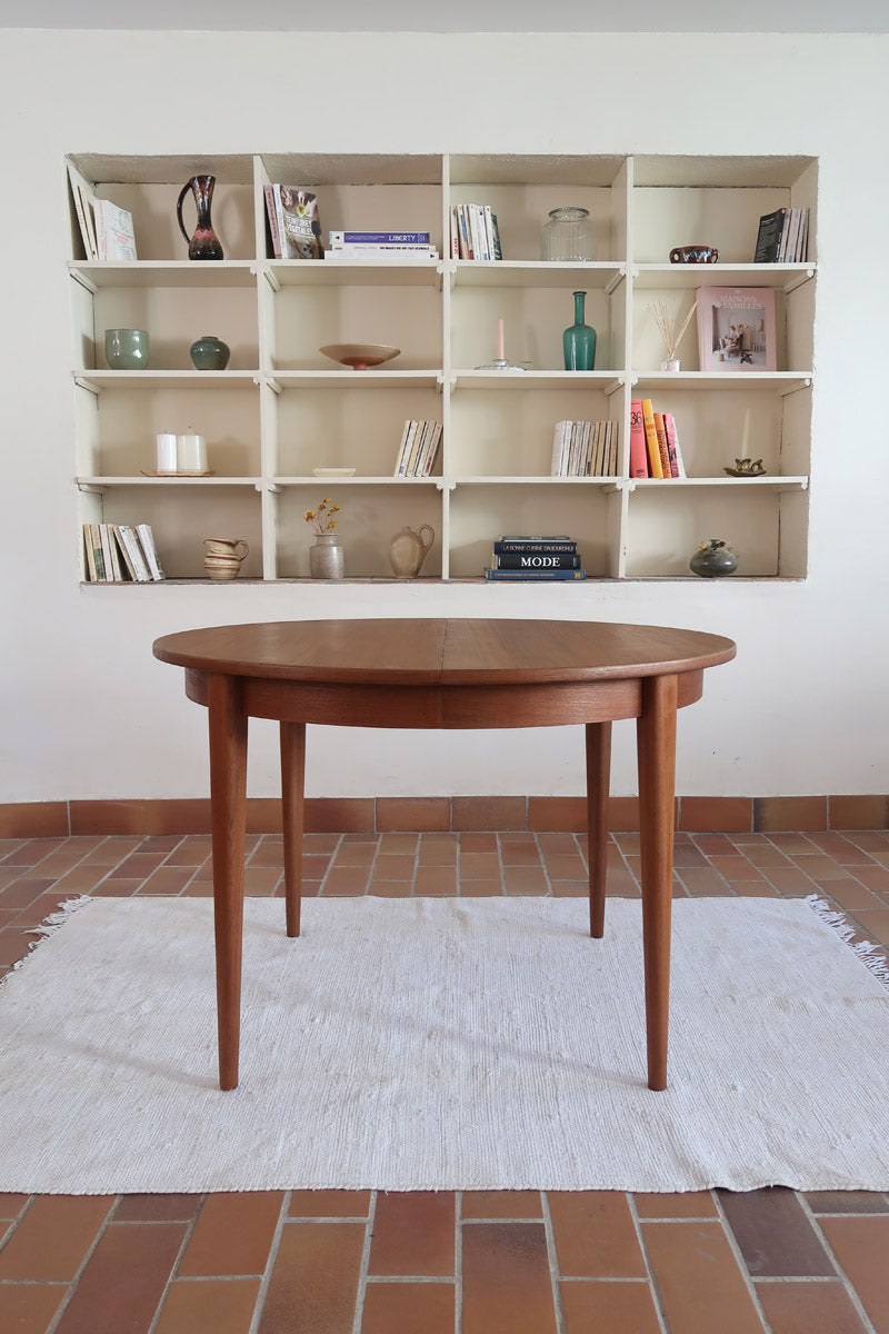 Table à manger ronde extensible vintage en teck miel, pieds fuseau, deux rallonges jusqu'à douze couverts, style scandinave fabrication française années 60