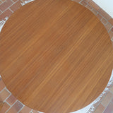 Table à manger ronde extensible vintage en teck miel, pieds fuseau, deux rallonges jusqu'à douze couverts, style scandinave fabrication française années 60