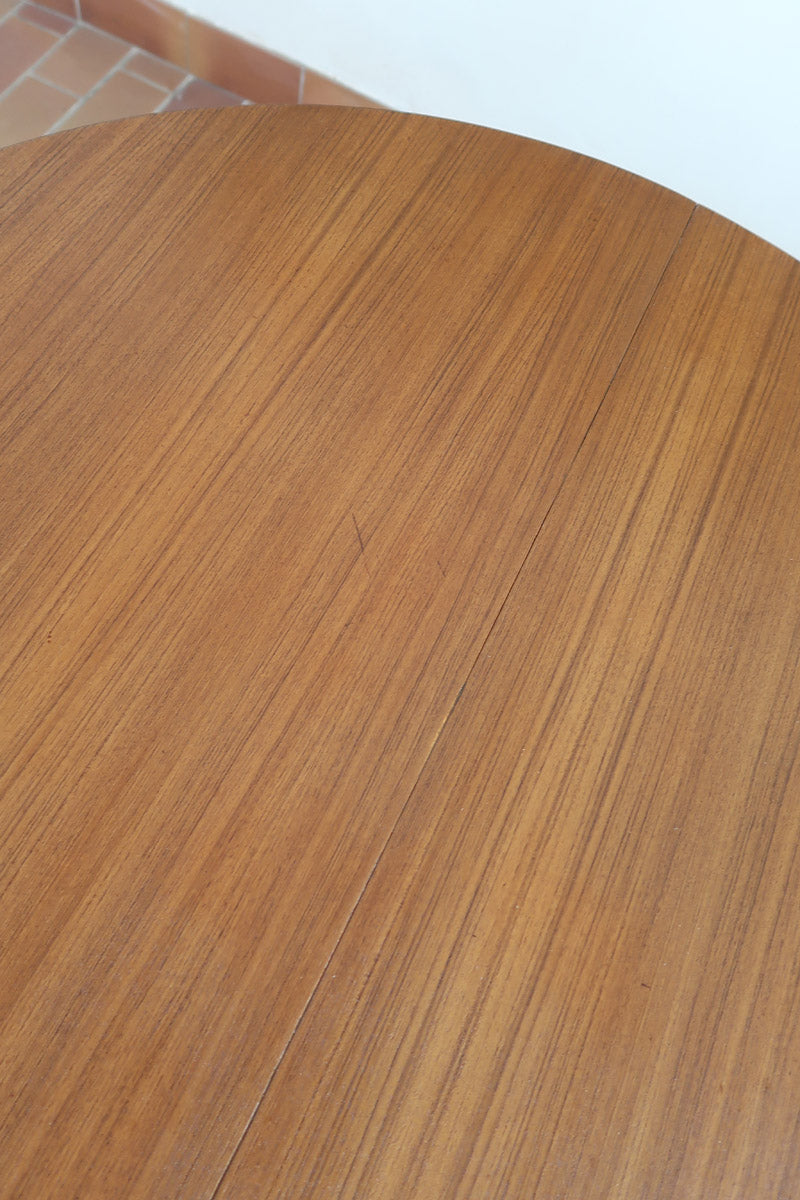 Table à manger ronde extensible vintage en teck miel, pieds fuseau, deux rallonges jusqu'à douze couverts, style scandinave fabrication française années 60