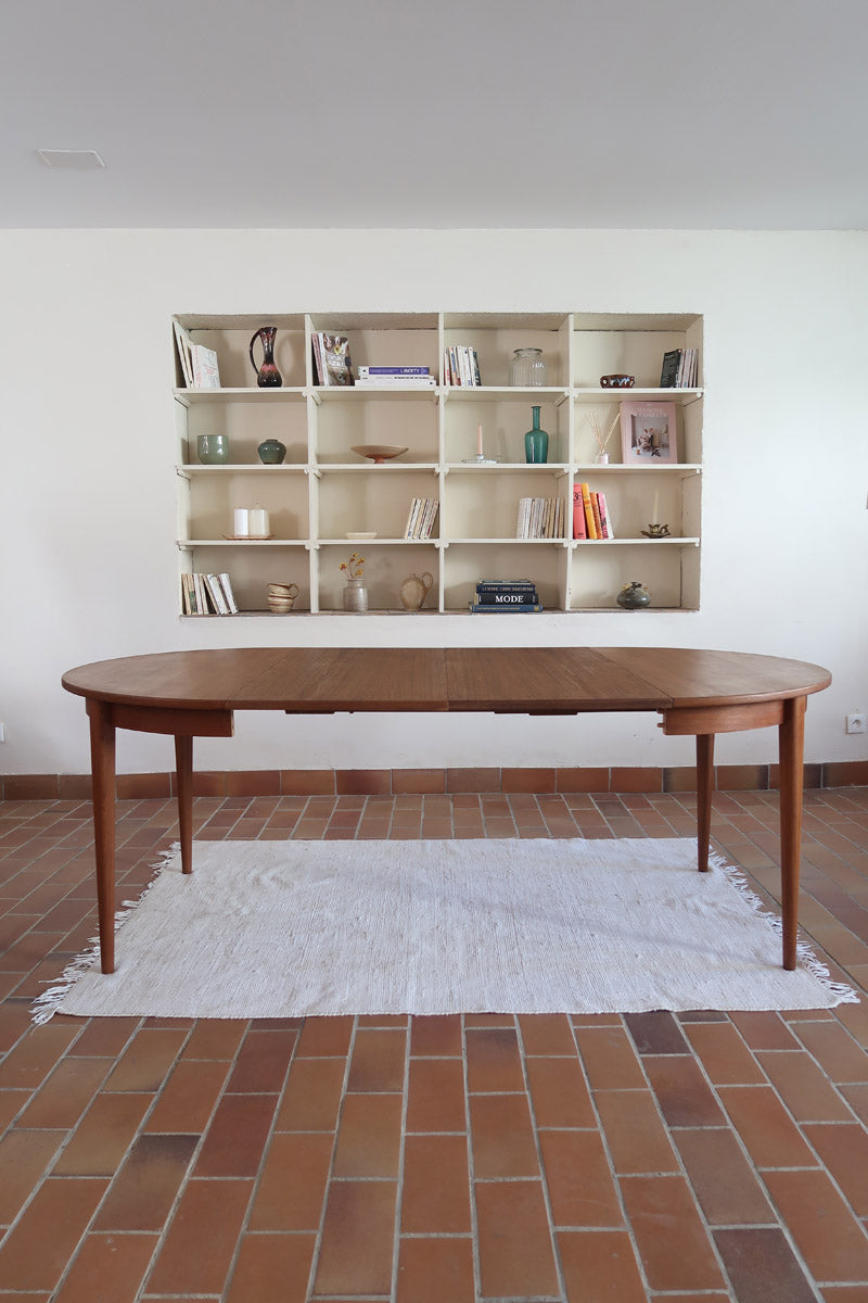 Table à manger ronde extensible vintage en teck miel, pieds fuseau, deux rallonges jusqu'à douze couverts, style scandinave fabrication française années 60