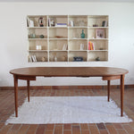 Table à manger ronde extensible vintage en teck miel, pieds fuseau, deux rallonges jusqu'à douze couverts, style scandinave fabrication française années 60