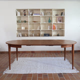 Table à manger ronde extensible vintage en teck miel, pieds fuseau, deux rallonges jusqu'à douze couverts, style scandinave fabrication française années 60