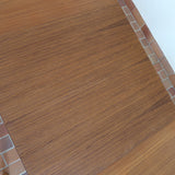 Table à manger ronde extensible vintage en teck miel, pieds fuseau, deux rallonges jusqu'à douze couverts, style scandinave fabrication française années 60
