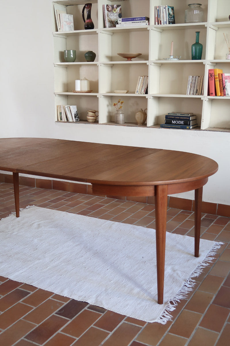 Table à manger ronde extensible vintage en teck miel, pieds fuseau, deux rallonges jusqu'à douze couverts, style scandinave fabrication française années 60