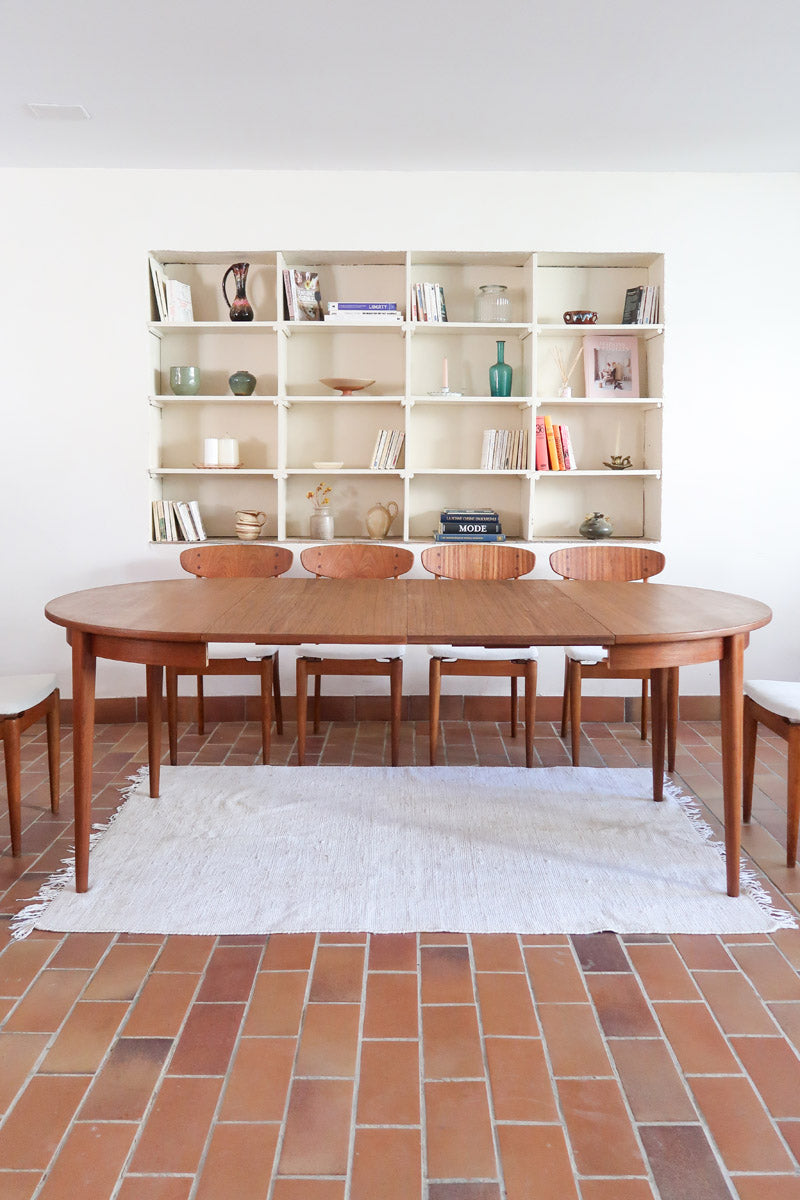 Table à manger ronde extensible vintage en teck miel, pieds fuseau, deux rallonges jusqu'à douze couverts, style scandinave fabrication française années 60