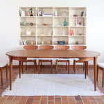 Table à manger ronde extensible vintage en teck miel, pieds fuseau, deux rallonges jusqu'à douze couverts, style scandinave fabrication française années 60