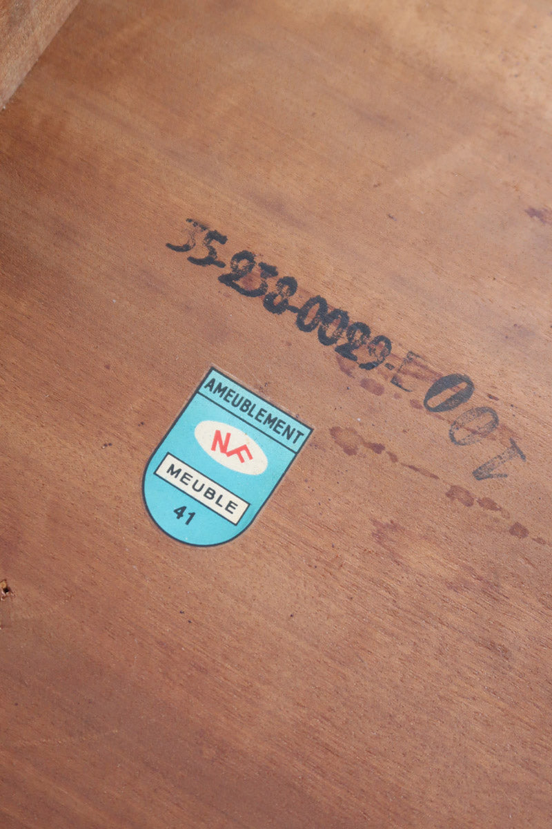 Table à manger ronde extensible vintage en teck miel, pieds fuseau, deux rallonges jusqu'à douze couverts, style scandinave fabrication française années 60