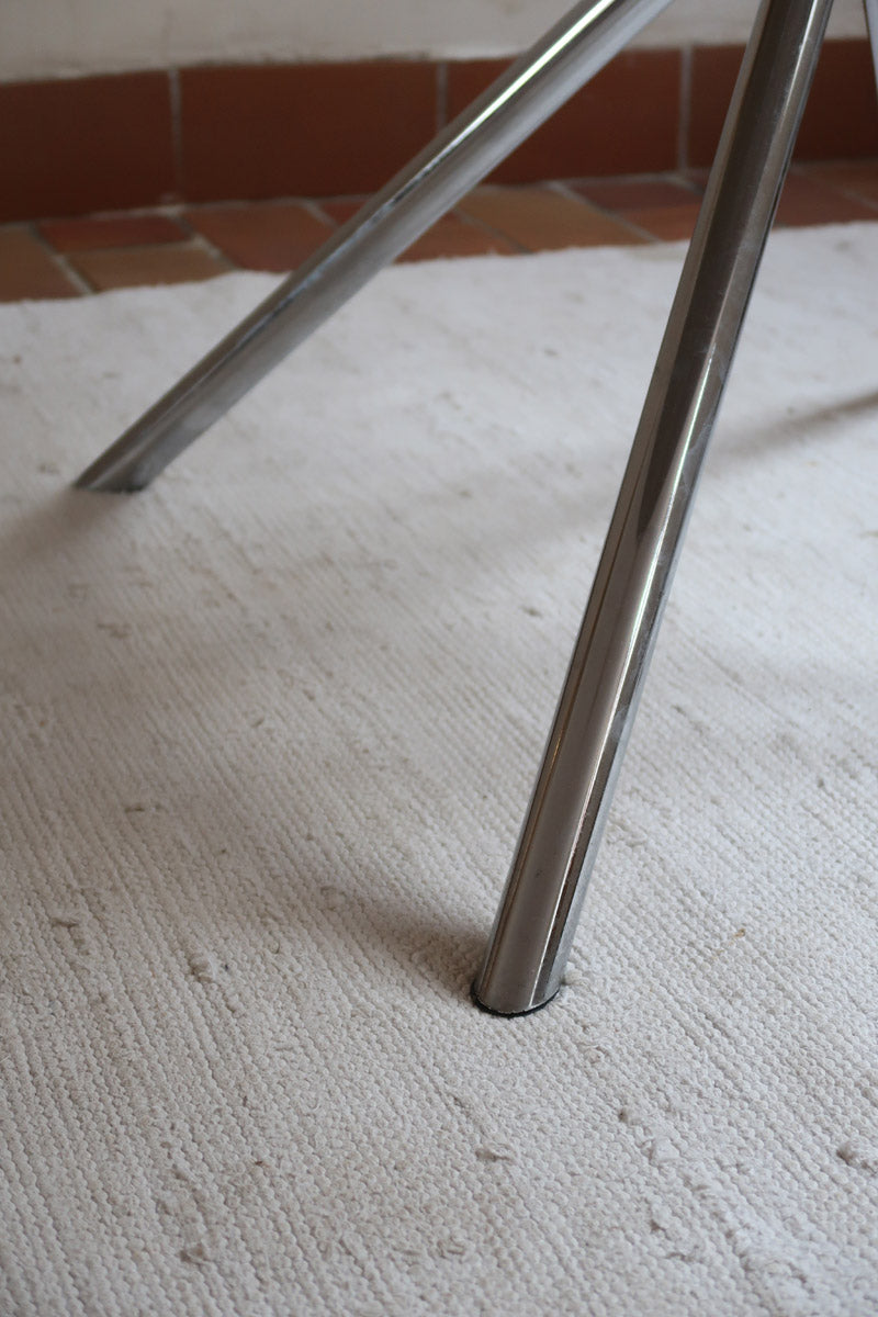 Table ronde années 70 avec plateau en verre fumé et piètement chromé sculptural à quatre branches.