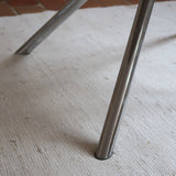 Table ronde années 70 avec plateau en verre fumé et piètement chromé sculptural à quatre branches.