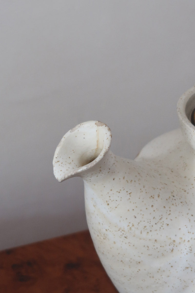 Théière grès émaillé artisanal années 70, décor peint main trèfle quatre feuilles, blanc cassé moucheté brun doré, liseré noir col, tournée main