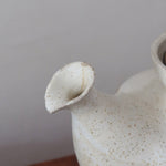 Théière grès émaillé artisanal années 70, décor peint main trèfle quatre feuilles, blanc cassé moucheté brun doré, liseré noir col, tournée main