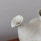 Théière grès émaillé artisanal années 70, décor peint main trèfle quatre feuilles, blanc cassé moucheté brun doré, liseré noir col, tournée main