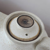Théière grès émaillé artisanal années 70, décor peint main trèfle quatre feuilles, blanc cassé moucheté brun doré, liseré noir col, tournée main