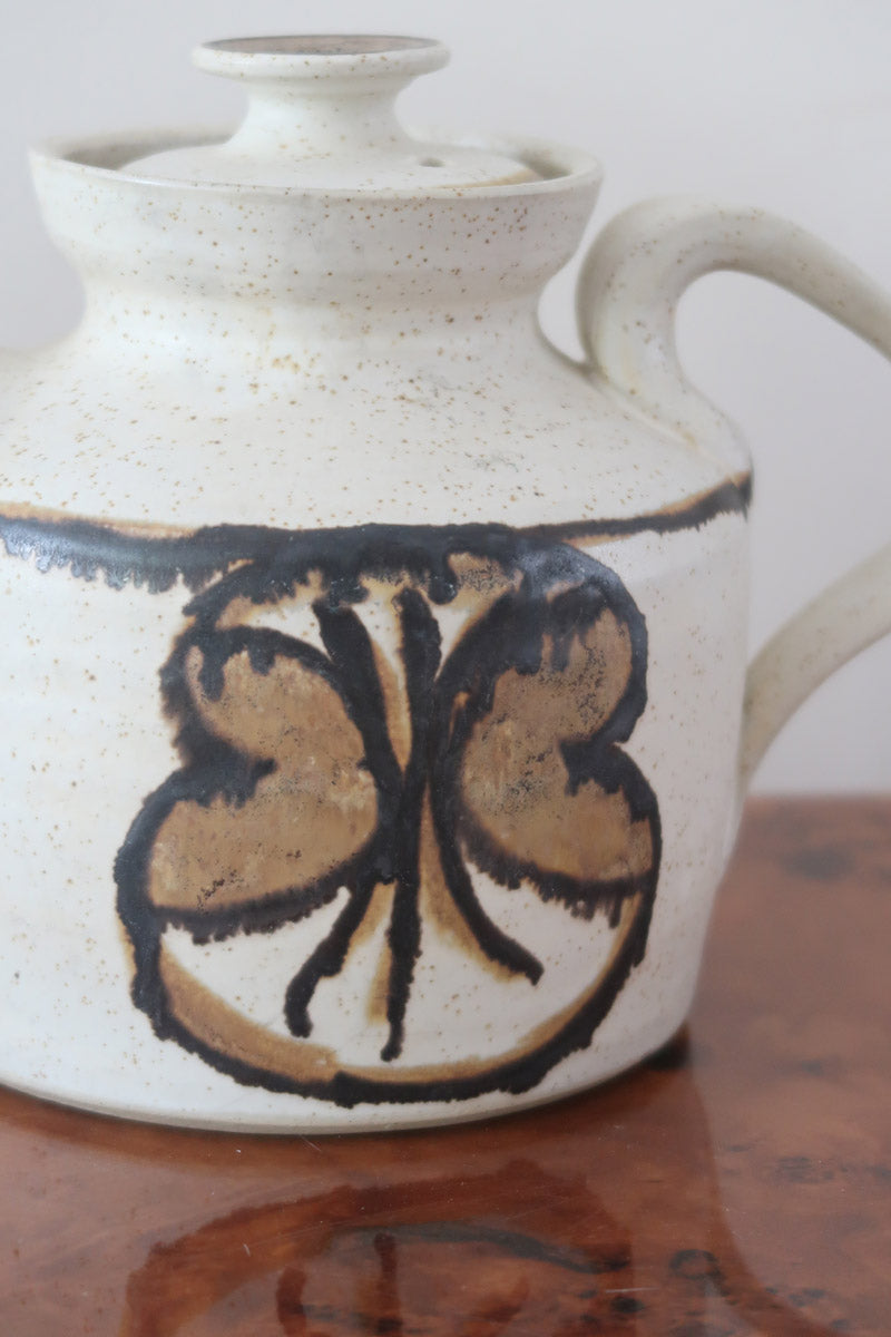Théière grès émaillé artisanal années 70, décor peint main trèfle quatre feuilles, blanc cassé moucheté brun doré, liseré noir col, tournée main