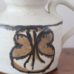 Théière grès émaillé artisanal années 70, décor peint main trèfle quatre feuilles, blanc cassé moucheté brun doré, liseré noir col, tournée main
