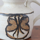 Théière grès émaillé artisanal années 70, décor peint main trèfle quatre feuilles, blanc cassé moucheté brun doré, liseré noir col, tournée main