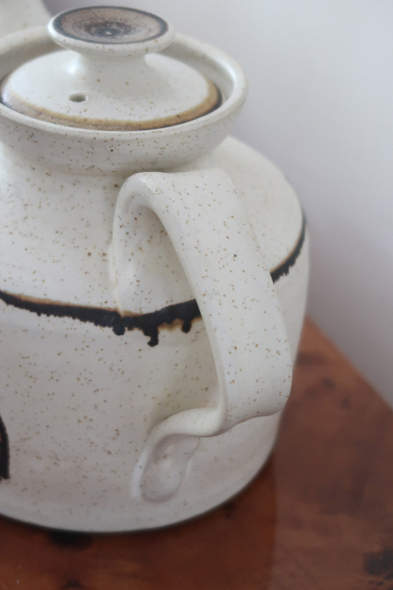 Théière grès émaillé artisanal années 70, décor peint main trèfle quatre feuilles, blanc cassé moucheté brun doré, liseré noir col, tournée main