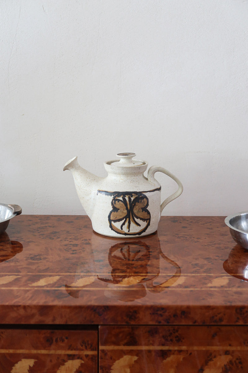 Théière grès émaillé artisanal années 70, décor peint main trèfle quatre feuilles, blanc cassé moucheté brun doré, liseré noir col, tournée main