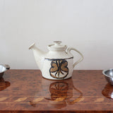 Théière grès émaillé artisanal années 70, décor peint main trèfle quatre feuilles, blanc cassé moucheté brun doré, liseré noir col, tournée main