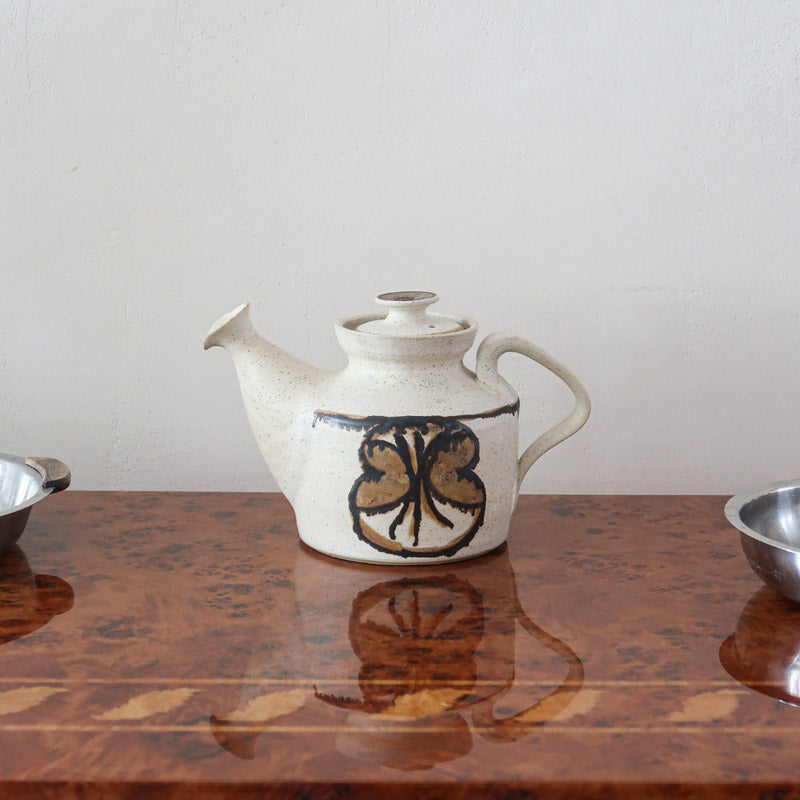 Théière grès émaillé artisanal années 70, décor peint main trèfle quatre feuilles, blanc cassé moucheté brun doré, liseré noir col, tournée main
