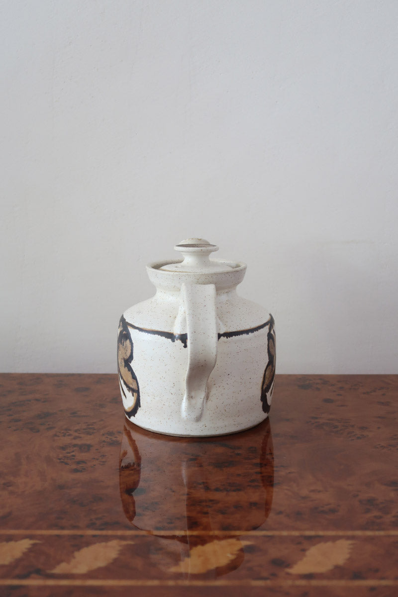 Théière grès émaillé artisanal années 70, décor peint main trèfle quatre feuilles, blanc cassé moucheté brun doré, liseré noir col, tournée main