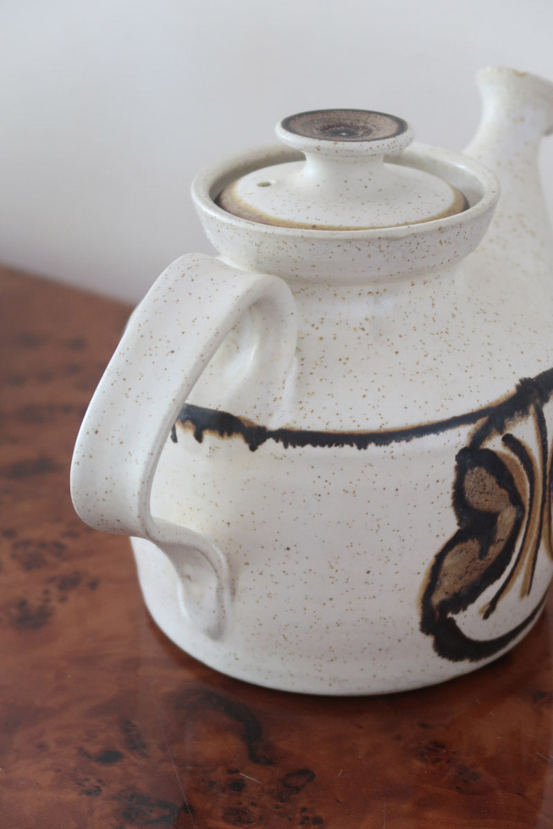 Théière grès émaillé artisanal années 70, décor peint main trèfle quatre feuilles, blanc cassé moucheté brun doré, liseré noir col, tournée main