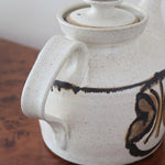 Théière grès émaillé artisanal années 70, décor peint main trèfle quatre feuilles, blanc cassé moucheté brun doré, liseré noir col, tournée main
