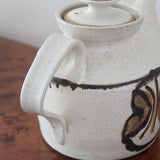 Théière grès émaillé artisanal années 70, décor peint main trèfle quatre feuilles, blanc cassé moucheté brun doré, liseré noir col, tournée main