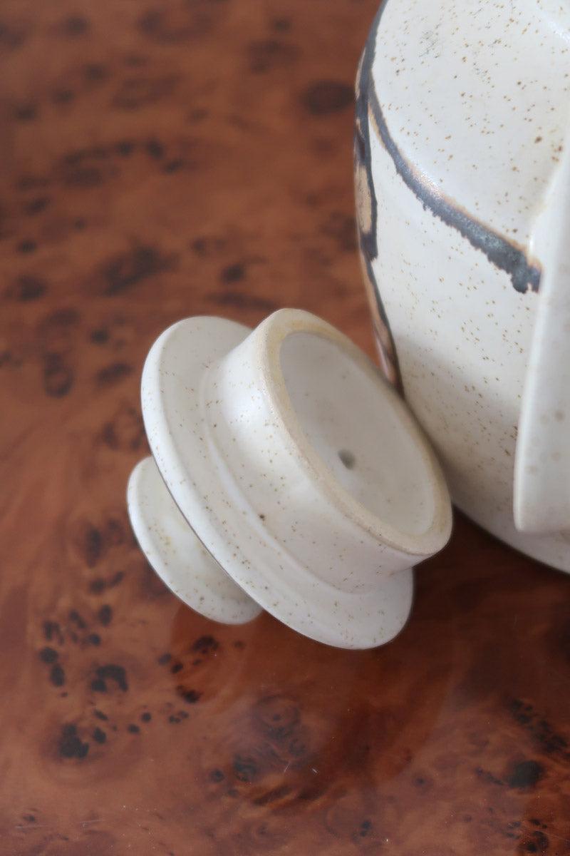Théière grès émaillé artisanal années 70, décor peint main trèfle quatre feuilles, blanc cassé moucheté brun doré, liseré noir col, tournée main