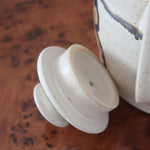 Théière grès émaillé artisanal années 70, décor peint main trèfle quatre feuilles, blanc cassé moucheté brun doré, liseré noir col, tournée main