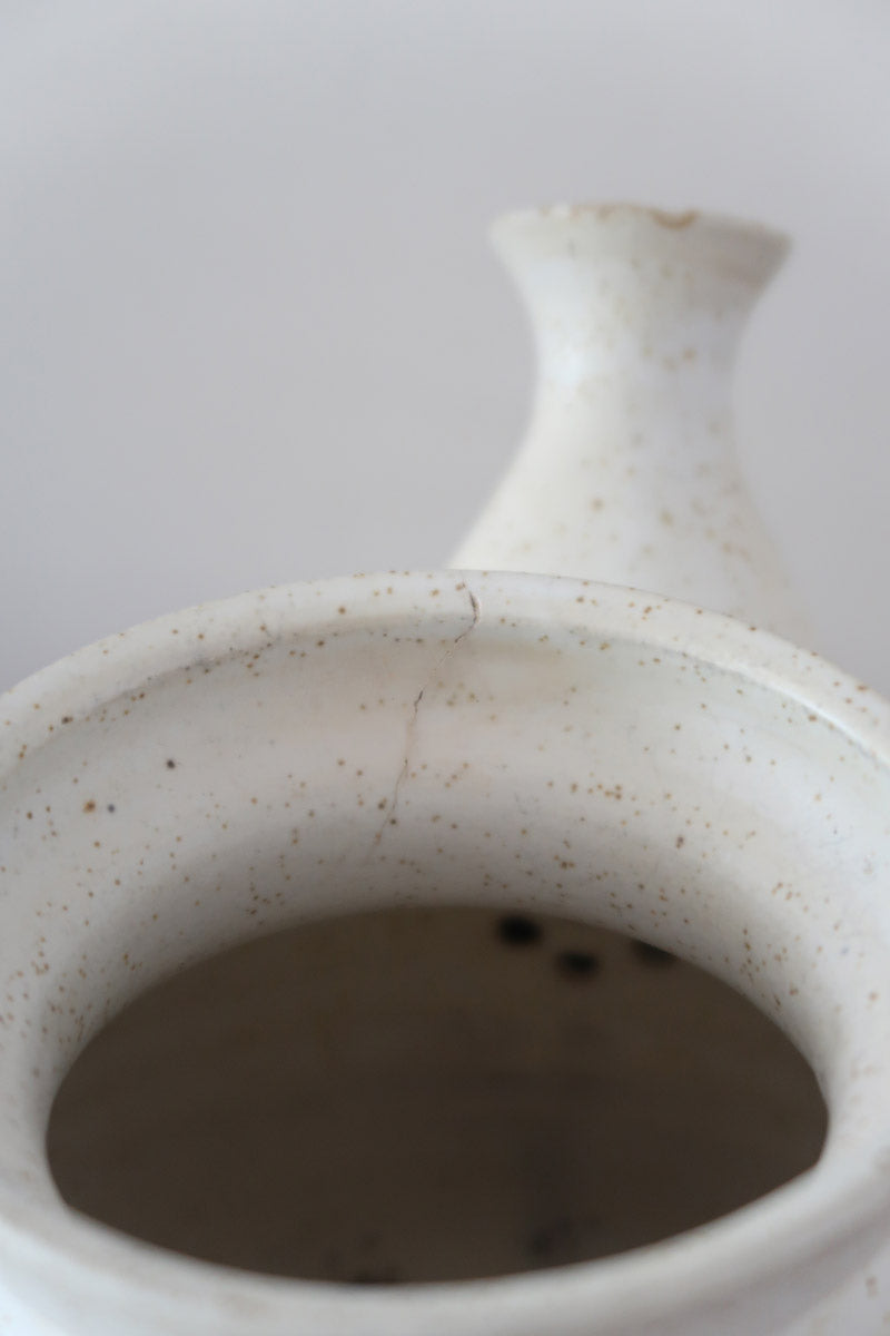 Théière grès émaillé artisanal années 70, décor peint main trèfle quatre feuilles, blanc cassé moucheté brun doré, liseré noir col, tournée main