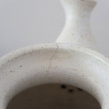 Théière grès émaillé artisanal années 70, décor peint main trèfle quatre feuilles, blanc cassé moucheté brun doré, liseré noir col, tournée main