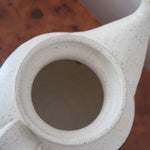 Théière grès émaillé artisanal années 70, décor peint main trèfle quatre feuilles, blanc cassé moucheté brun doré, liseré noir col, tournée main