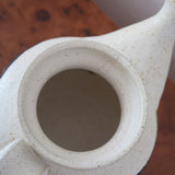 Théière grès émaillé artisanal années 70, décor peint main trèfle quatre feuilles, blanc cassé moucheté brun doré, liseré noir col, tournée main