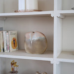 Vase galet fendu porcelaine Virebent France années 70, fente verticale centrale, émail dégradé beige bleu pâle rose pêche moucheté, marquage gravé