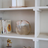 Vase galet fendu porcelaine Virebent France années 70, fente verticale centrale, émail dégradé beige bleu pâle rose pêche moucheté, marquage gravé